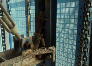 怎么避免爬架電動葫蘆損傷爬架網